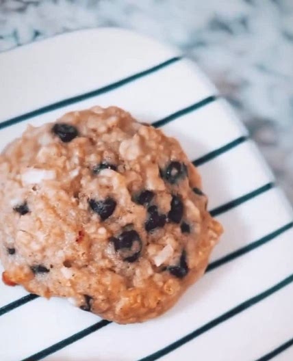 Vanilla Chocolate Chip Oatmeal Cookies
