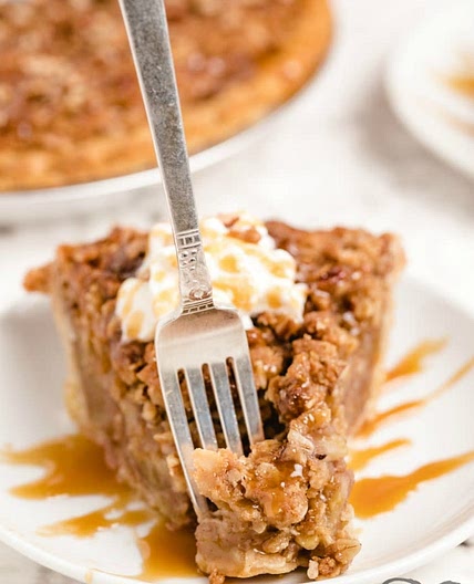 CRUNCHY CARAMEL APPLE PIE