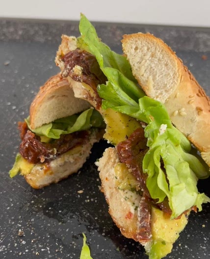 Cremiger Avocado Bagel