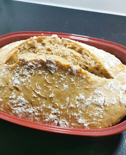 Brot für roten Topf mit Trockenhefe und Mehl nach laune