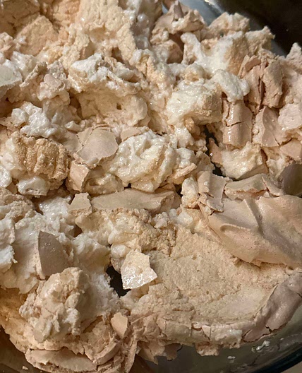 Torta merengada com pétala de rosas e framboesa 