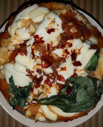 Kale salad with mini pizza