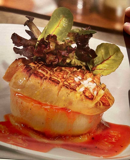 Escalope de foie gras poêlée, tatin de navet et pamplemousse
