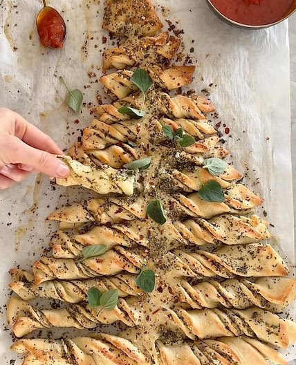Pull Apart Christmas Tree Garlic Bread 🎄 Oh how I love this bread. It’s very soft and buttery, made with roasted garlic, and just so delicious. It’s fun too (: 1&nbsp;head&nbsp;garlic extra virgin olive oil 3/4&nbsp;cup&nbsp;warm whole milk 2 1/4&nbsp;tea