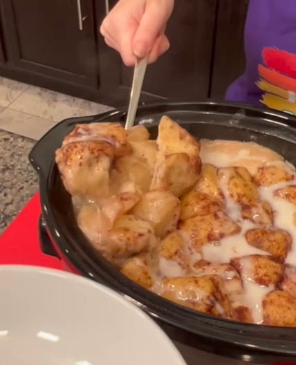 Crockpot Apple Cinnamon Rolls 
