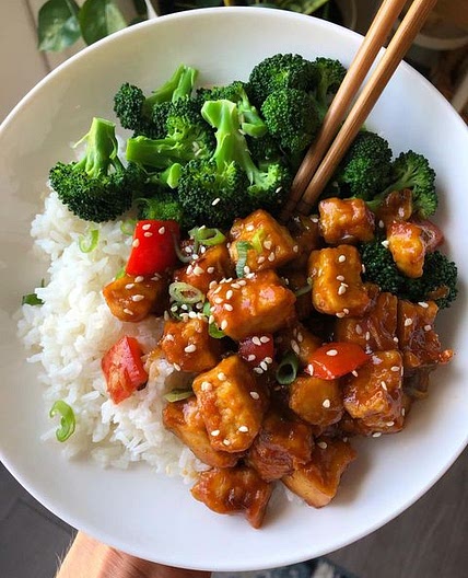 sweet n spicy sriracha ginger soy tofu w/ jasmine rice + broccoli!!!! i’ve never been a big sriracha girl but something came over me at the grocery store and for some reason i had to have it???? grab ur chopsticks and possibly a tissue bc this is spicy and