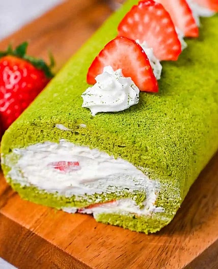 Matcha Roll Cake (Green Tea Swiss Roll)
