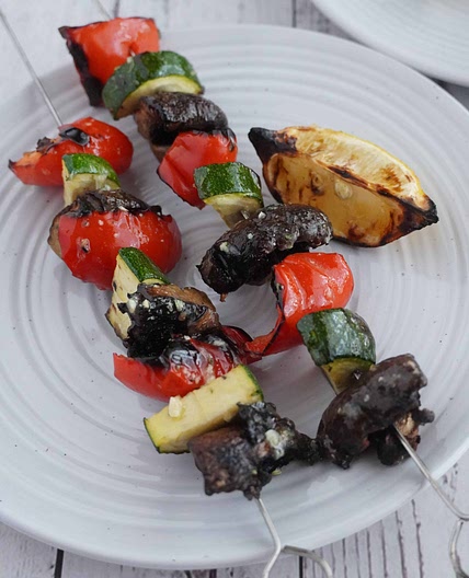 Easy Mediterranean Grilled Vegetables: Savory Kebabs with a Tangy Lemon Dressing
