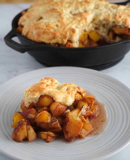 The Perfect Cast Iron Peach Cobbler: A Delicious, Simple Dessert