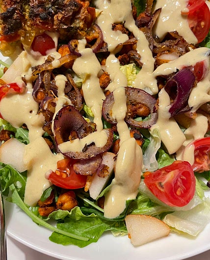 Eisbergsalat mit Umami-Joghurtdressing