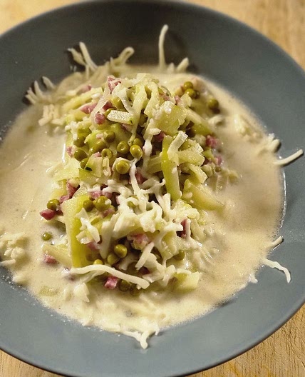 Gemüsenudeln mit Schinken-Sahne-Sauce