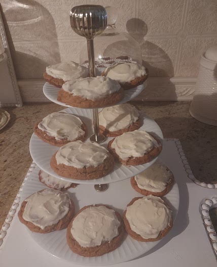 Gingerbread cookies with buttercream