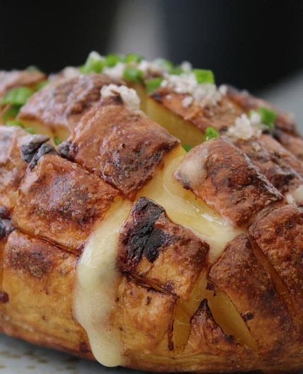 Criss Cross Cheese Potatoes: Bagte kartofler med ost