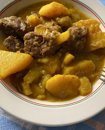 Carne con papas en amarillo