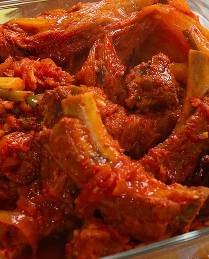 Kimchi pork ribs (Deungalbi-kimchijjim: 등갈비김치찜)