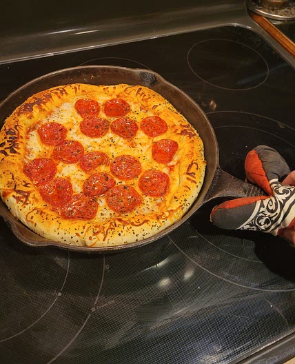 Chicago Deep Dish Pizza Pepproni and Cheese