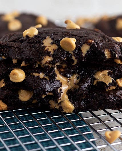 Crumbl 🙀 Chocolate Peanut Butter Chip Cookies 