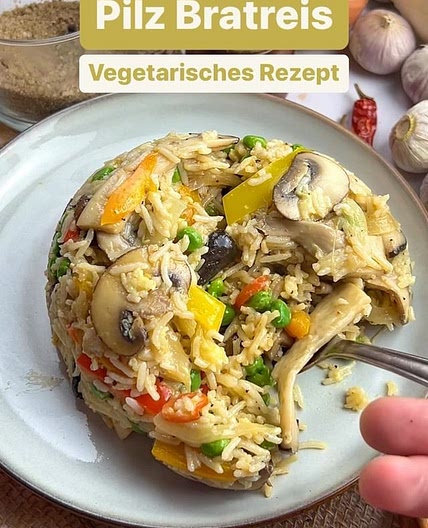 Vegetarischer Bratreis mit Pilzen