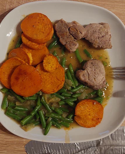 Schweinefilet mit Honig-Thymian-Soße dazu gebackene Süßkartoffelscheiben + Bohnen