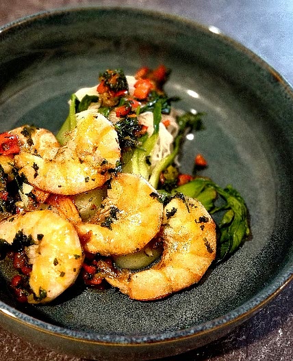 Karamellisierte Garnelen mit Reisnudeln und gebratenem Pak Choi