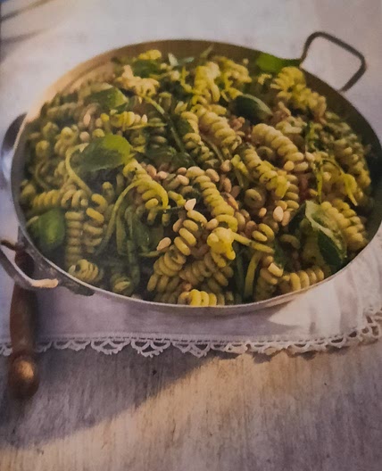 pasta salad with courgette and pine nuts