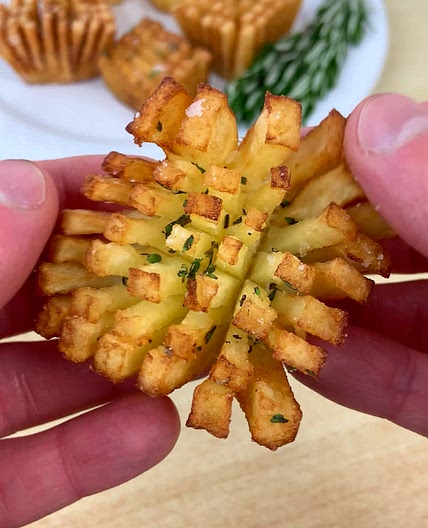 CRISPY POTATO FLOWERS