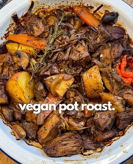 Spicy Vegan Pot Roast - made with jackfruit~ a recipe I created last year and I can confirm this is still my favourite roast! It’s just perfect addition to the table on a sunday or for festive celebrations. Recipe below 💛✨ Ingredients: 🌱 1-2 cans jackfru