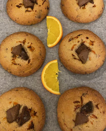 Milk chocolate and orange cookies 