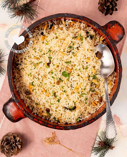 Arroz Navideño [Recipe + Video] Christmas Rice with Raisins and Almonds