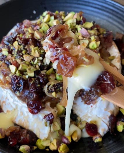Baked Brie with caramelized onions & bacon 