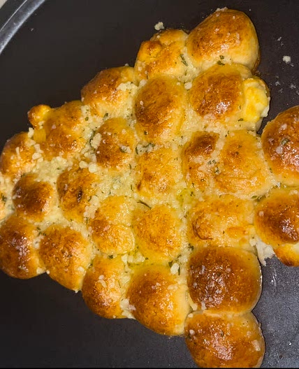 Christmas Tree Garlic Knots 