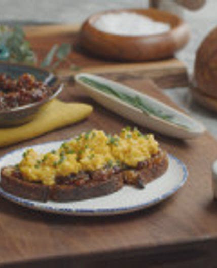 GORDON’S SOFT SCRAMBLE & BACON JAM TOAST