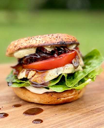 Lion’s Mane ‘Steak’ Bagel Burger with caramelised onion &🌱 aioli