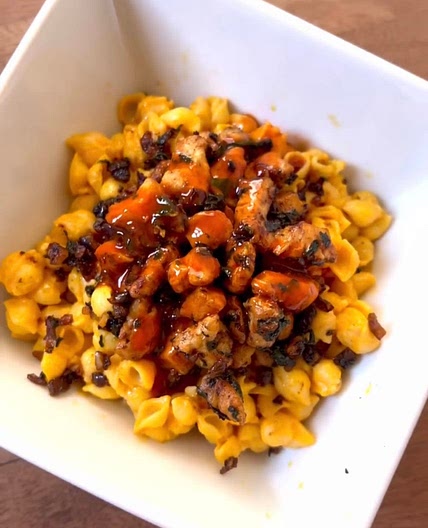 BUFFALO CHICKEN MAC AND CHEESE