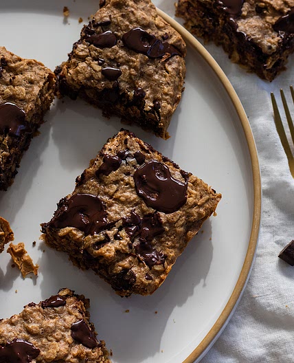 Chocolate Chip Banana Bread Oatmeal Bars (vegan)