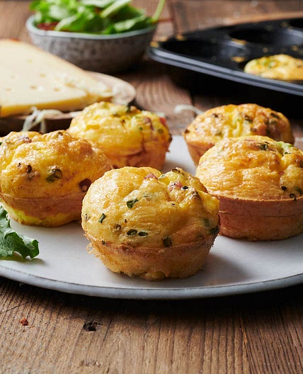 Herzhafte Rührei-Käse-Muffins160 g Leerdammer® Caractère, von der Theke 250 g Speck, gewürfelt 12 Eier 1 TL Backpulver 2 EL Mehl