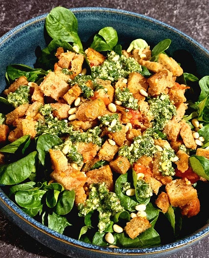 Tomaten-Brot-Salat mit Pesto