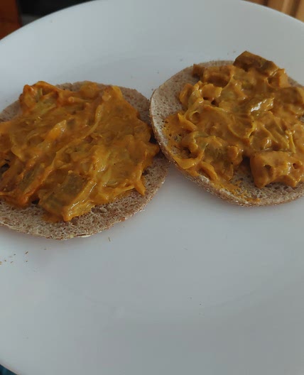 Stroganoff of seitan and cabbage