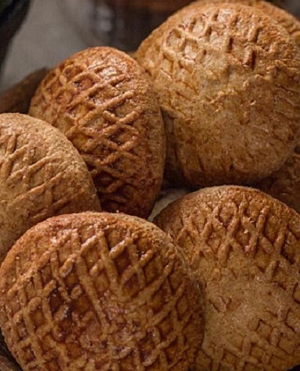 Kleeja (Saudi sugar-filled cookies)