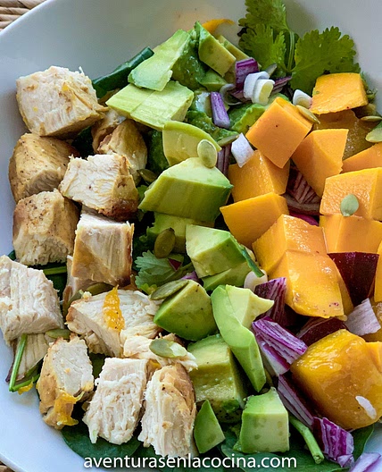 Ensalada de pollo, mango, aguacate