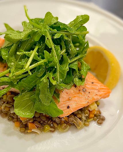 Salmon with lentil salad & arugula 
