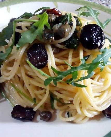 Espagueti al olivo con aceitunas y alcaparras