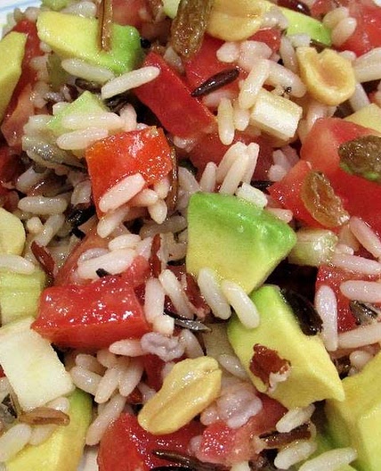 Arroz con jitomate, aguacate, queso y semillas