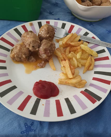 Albóndigas con Patatas.
(Kârn-Bols cûm Patātas)
