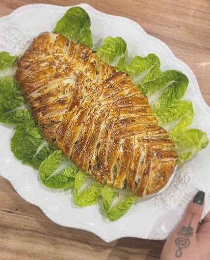 On débute 2023 avec de nouvelles recettes : Un délicieux feuilleté facile et rapide ! 1 pâte feuilleté 2 pavés de saumon 4 poireaux 6 vache qui rit Poivre Sesame doré 1 jaune d’œuf 1/ préchauffer le four à 190• 2/ émincer les poireaux et les faire revenir 