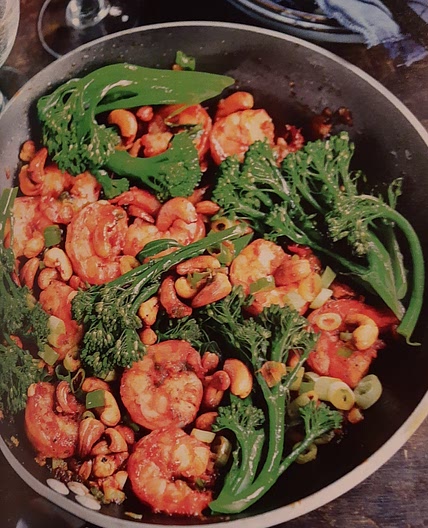 Gebakken scampi met cashewnoten broccolini en lente-ui