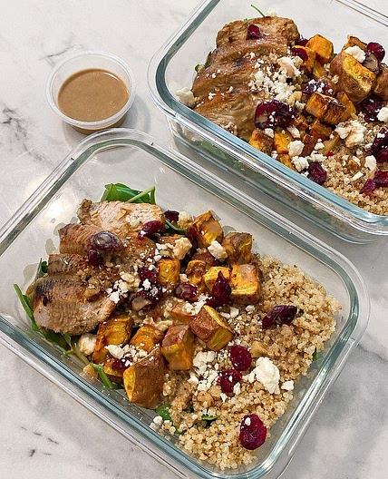 Harvest Chicken Bowls that are perfect for meal prep! 🥗😋 I love making a few meals at the beginning of each week because it saves so much time and helps me eat healthier! You can keep these in the fridge for a quick high protein lunch or dinner 🙌🏼 For 