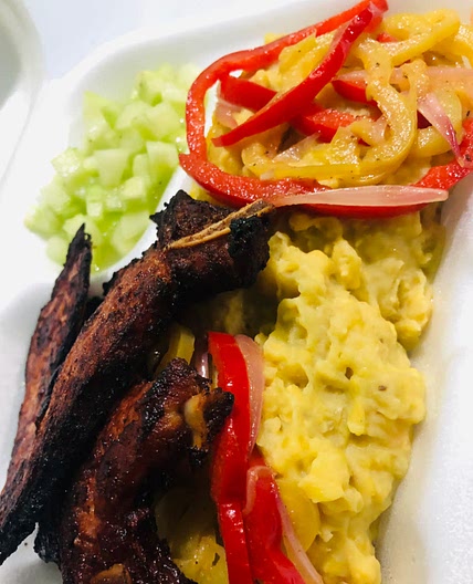 Mangú de plátano con chuleta y vegetales salteando