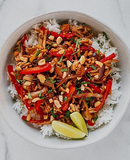 We love a 30 minute meal, and this Thai inspired bowl from Black Iron Nutrition coach is packed with so much flavor. Whether you’re a newbie in the kitchen or just looking for a simple amazing dish, this one is guaranteed to hit the spot! 🌶️ SWEET THAI CH