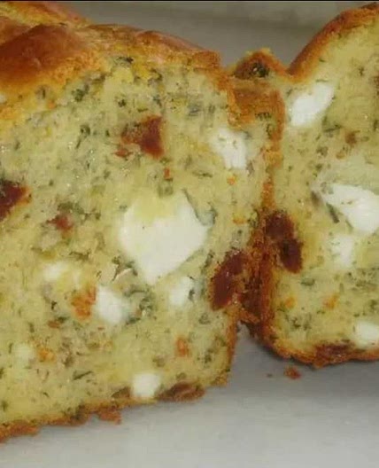 Cake aux tomates séchées, feta, basilic